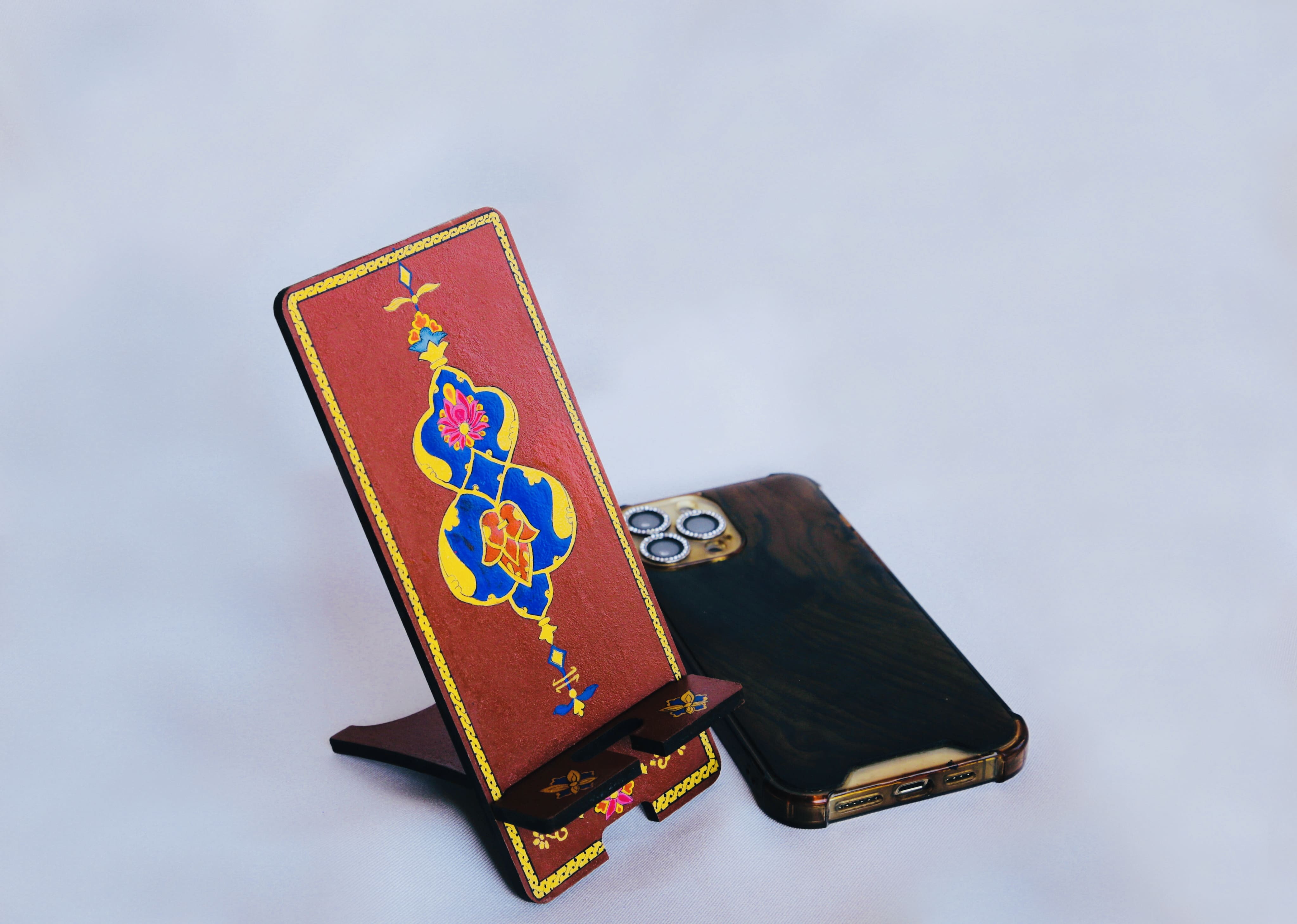 Wooden miniature phone stand
